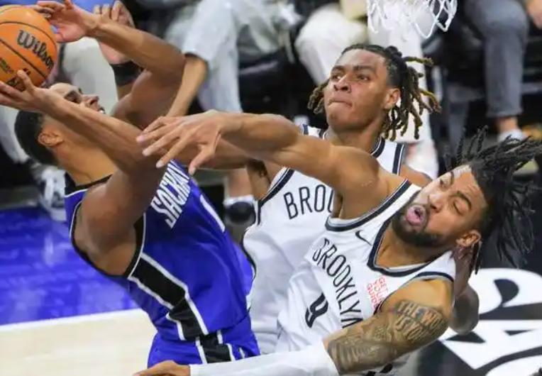5月4日讯，篮网球员小迈克尔&middot;波特近日在网红N3on的直播中，谈及当下NBA极具争议的造犯规话题，他跳出舆论偏见，公开为亚历山大、东契奇等被诟病&ldquo;造犯规&rdquo;的球星发声，一番言论直击争议核心，也引发了球迷对&ldquo;造犯规&rdquo;行为的再思考&mdash;&mdash;在赢球至上的竞技赛场，利用规则获取优势，究竟该不该被苛责？